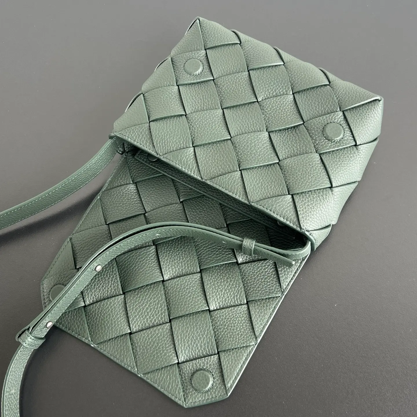 Diago crossbody bag dimensions: 22.5 x 16.5 x 5.5 cm9