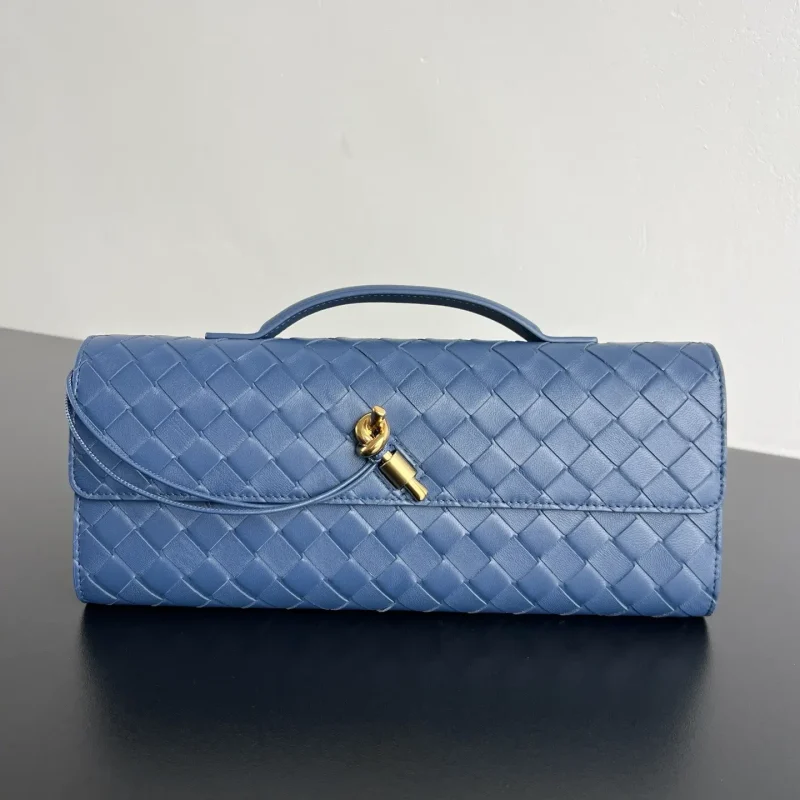 Long clutch bag. Dimensions: 31x13x3 cm