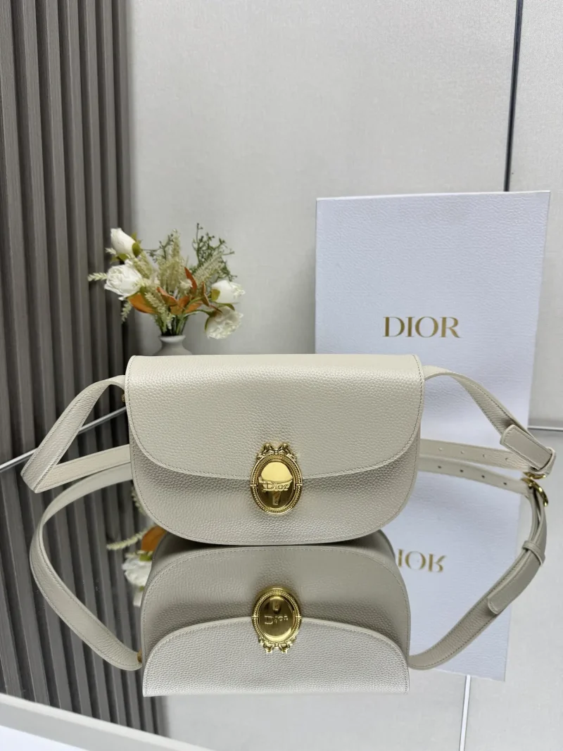 Médaillon flap bag, off white
