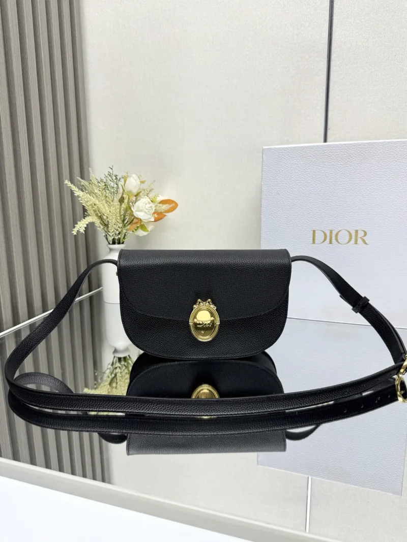 Médaillon flap bag, black