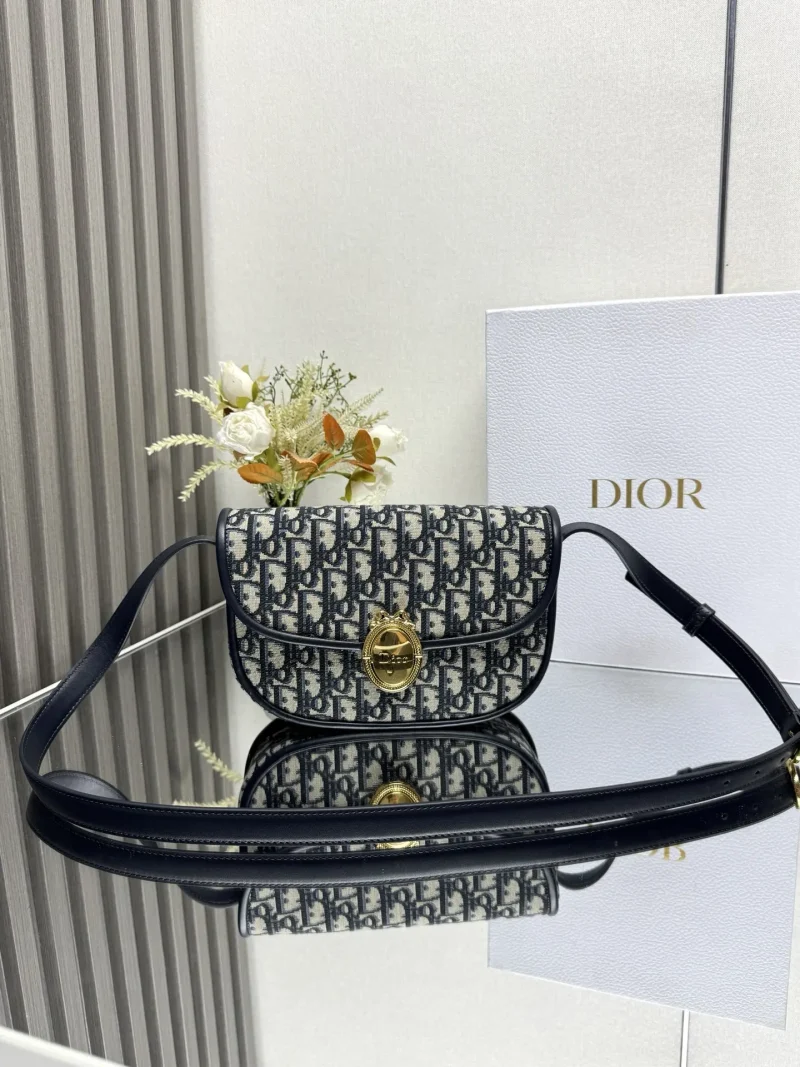 Médaillon flap bag in blue canvas. Dimensions: 23 x 16 x 6.5 cm (Length x Height x Width)