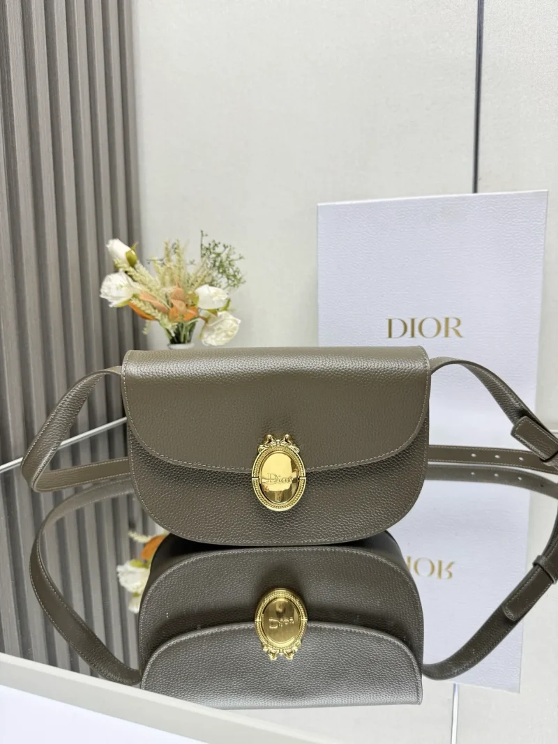 Médaillon flap bag, military green. Dimensions: 23 x 16 x 6.5 cm (Length x Height x Width)4