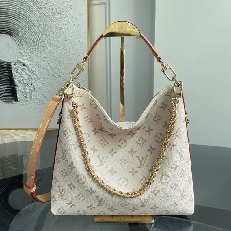 Multipass bag in white floral pattern. Dimensions: 30 x 26 x 10 cm
