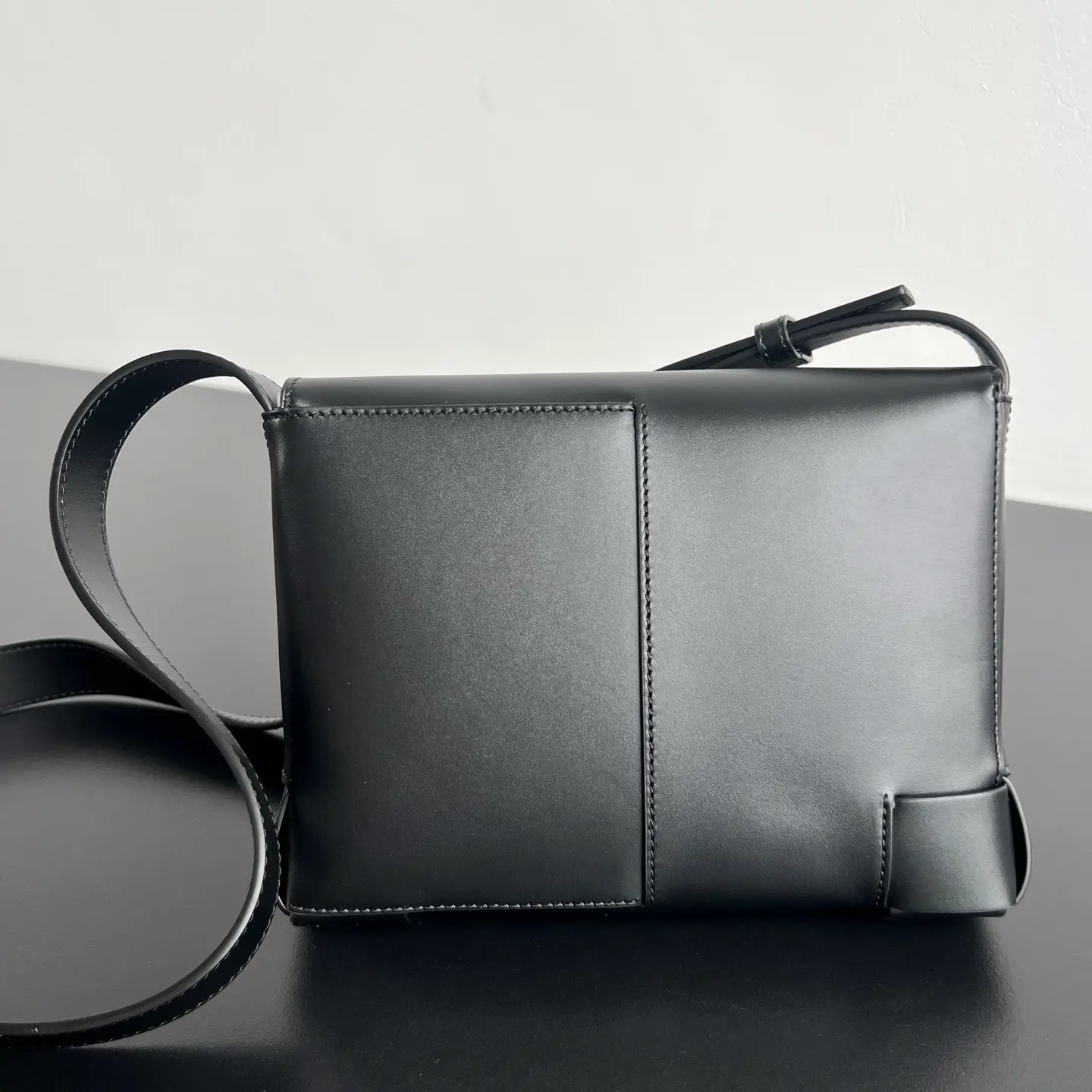 New BV Angolo Flap Crossbody Bag (Black) – Dimensions: 21 x 15 x 4 cm2