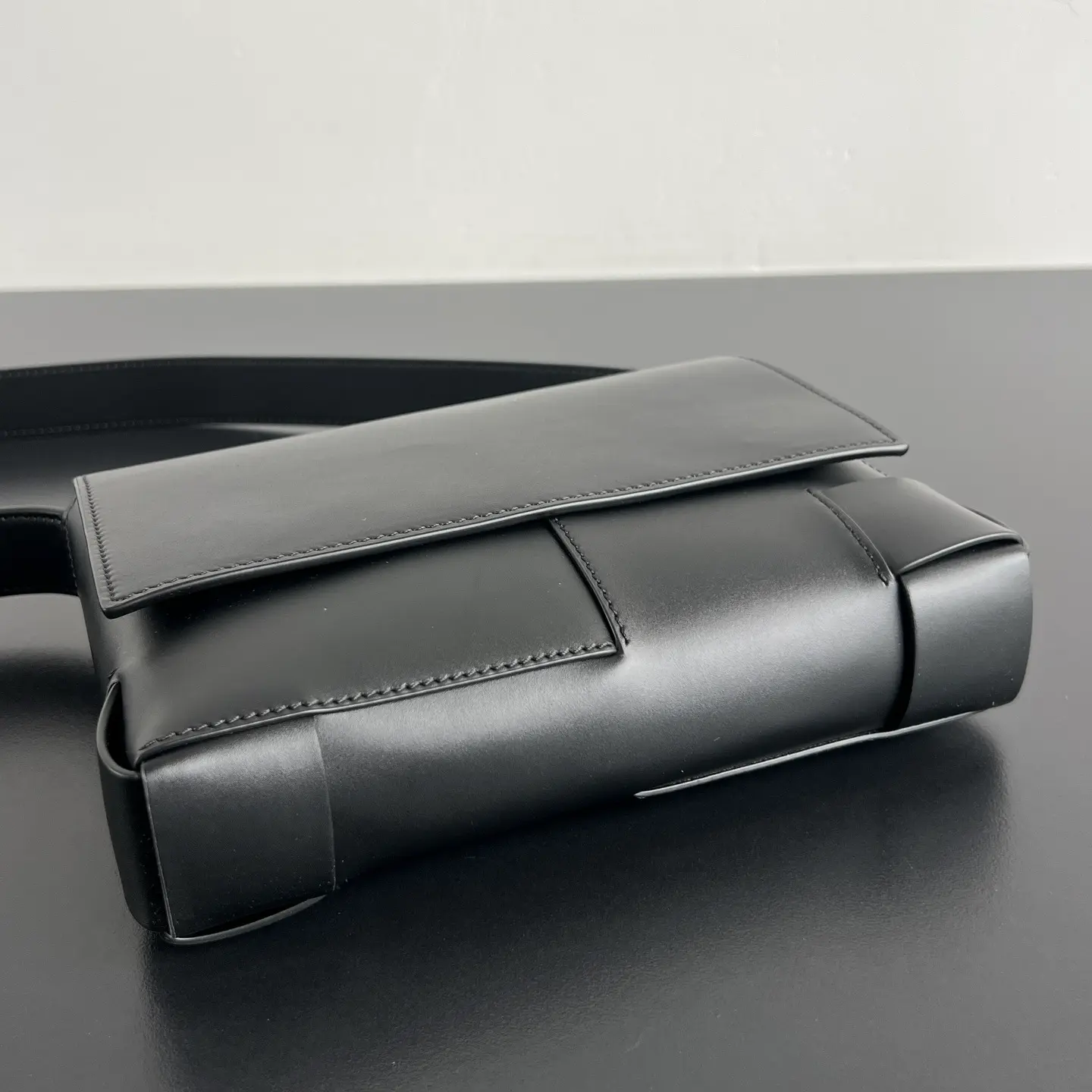 New BV Angolo Flap Crossbody Bag (Black) – Dimensions: 21 x 15 x 4 cm3