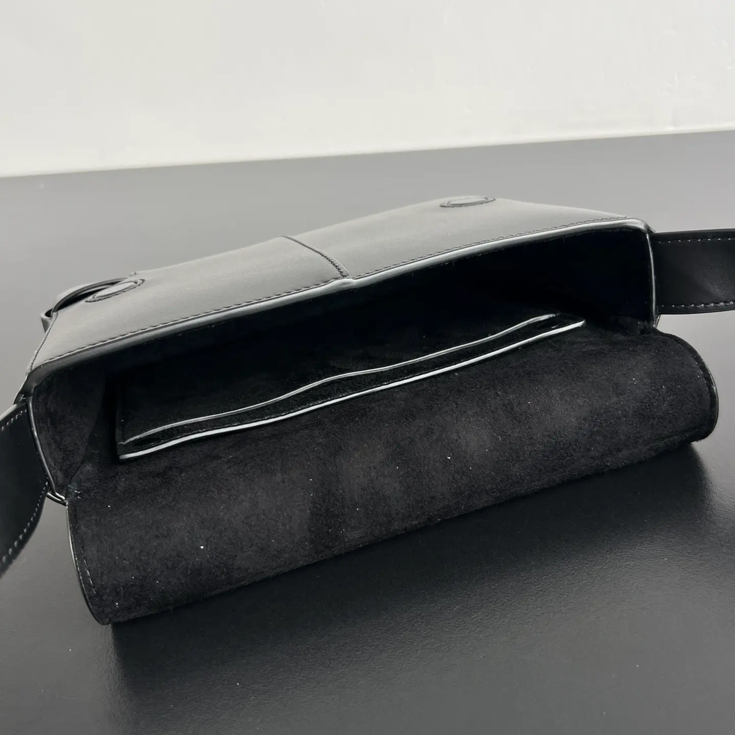 New BV Angolo Flap Crossbody Bag (Black) – Dimensions: 21 x 15 x 4 cm9