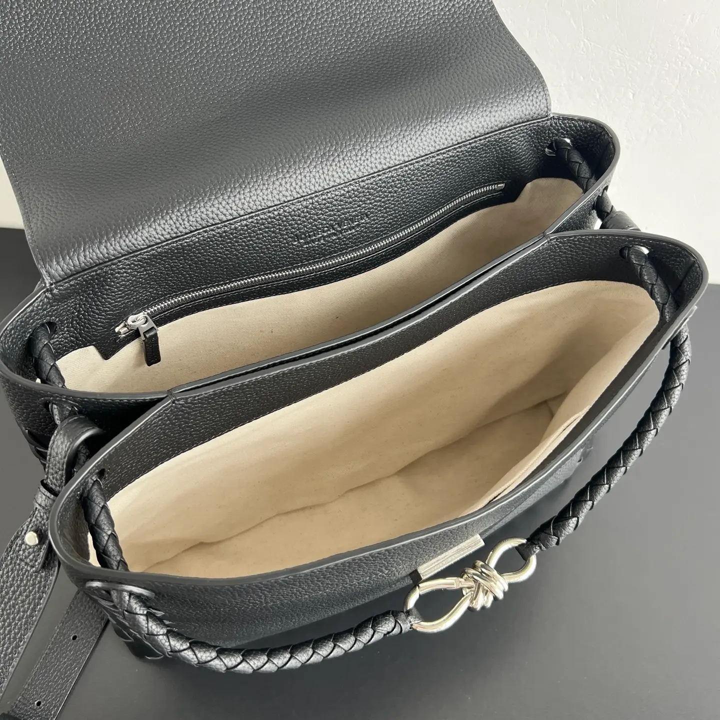 New BV Men's Grained Leather Andiamo – Dimensions: 37 x 26 x 13 cm2