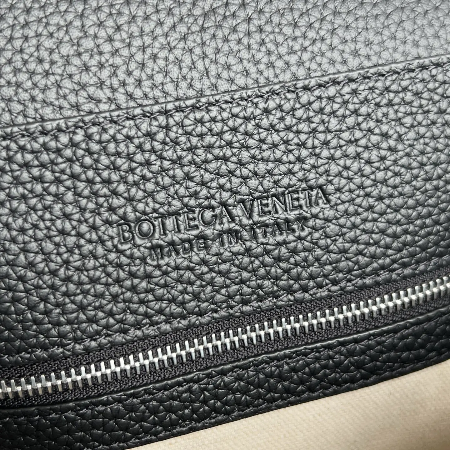 New BV Men's Grained Leather Andiamo – Dimensions: 37 x 26 x 13 cm7