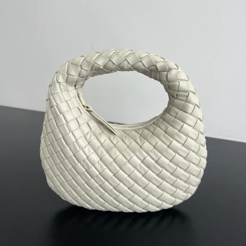 New BV Veneta handbag in white. Dimensions: 26x22x5 cm9