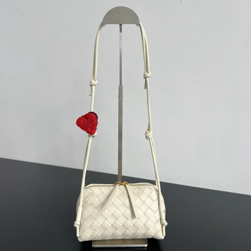 New Bottega Veneta Concert Pouch bag. Dimensions: 18.5*11.5*8.5 cm1