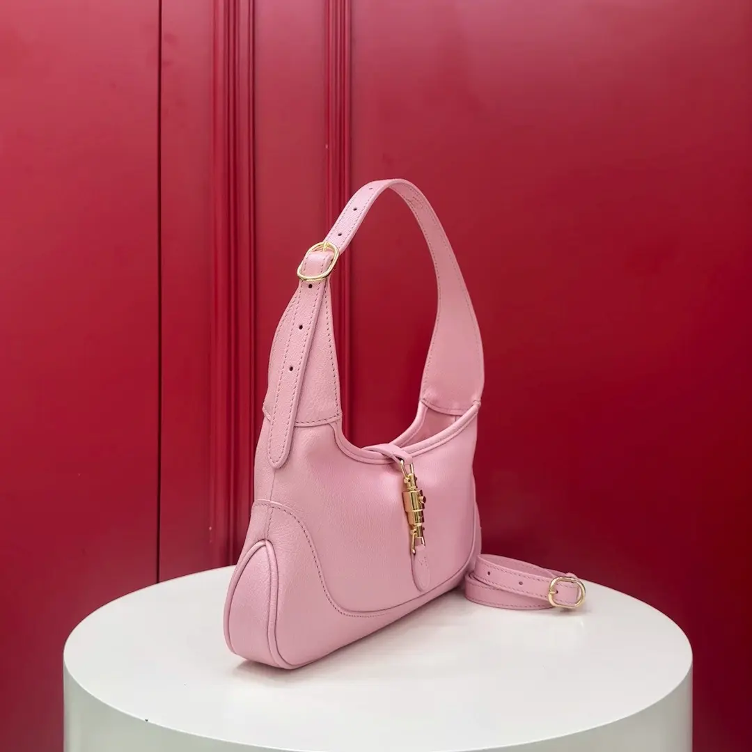 Small shoulder bag dimensions: 28-16-3.5cm4