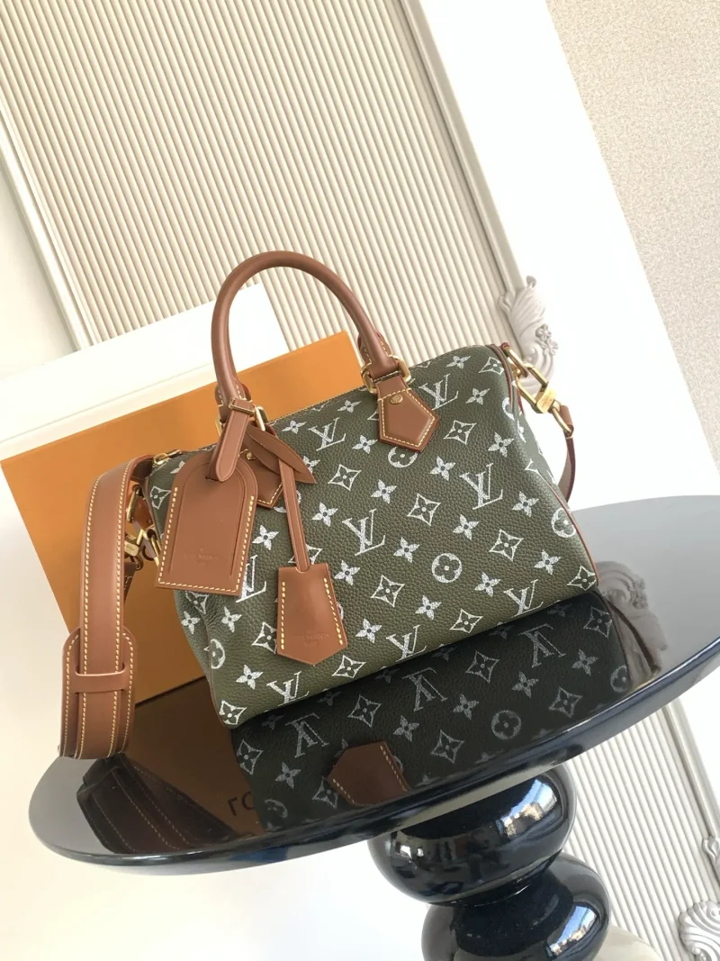 Speedy P9 Bandoulière, Army Green. Dimensions: 25.0 x 15.0 x 15.0 cm (Length x Height x Width)