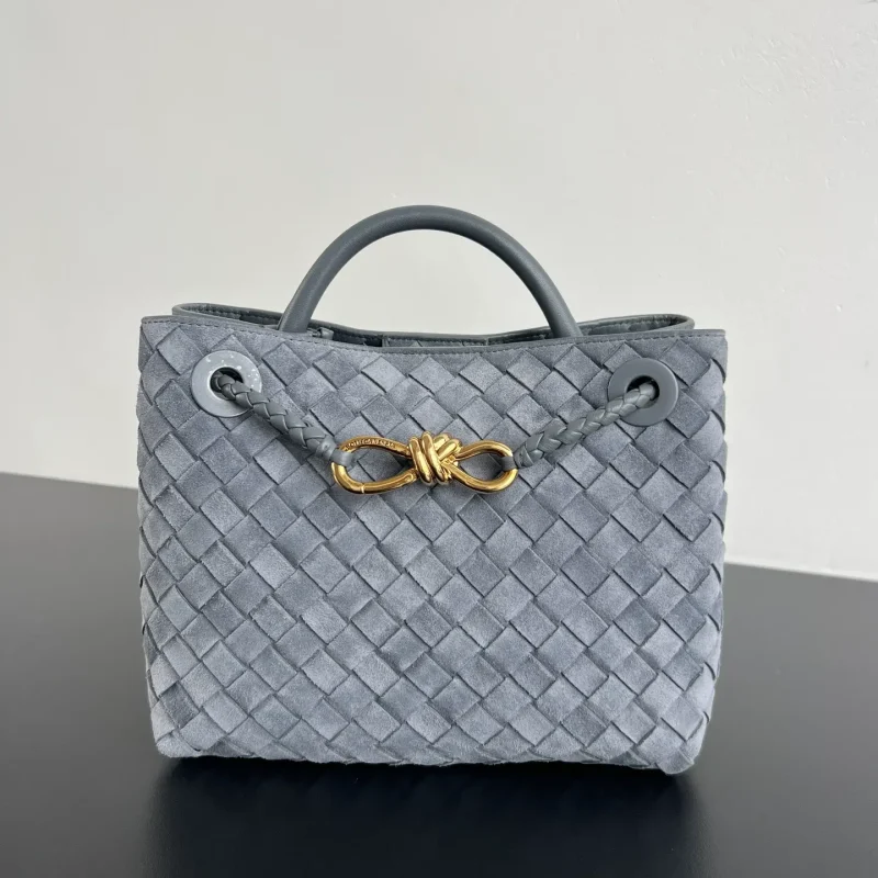 Suede Andiamo bag. Dimensions: 25x22x10.5 cm