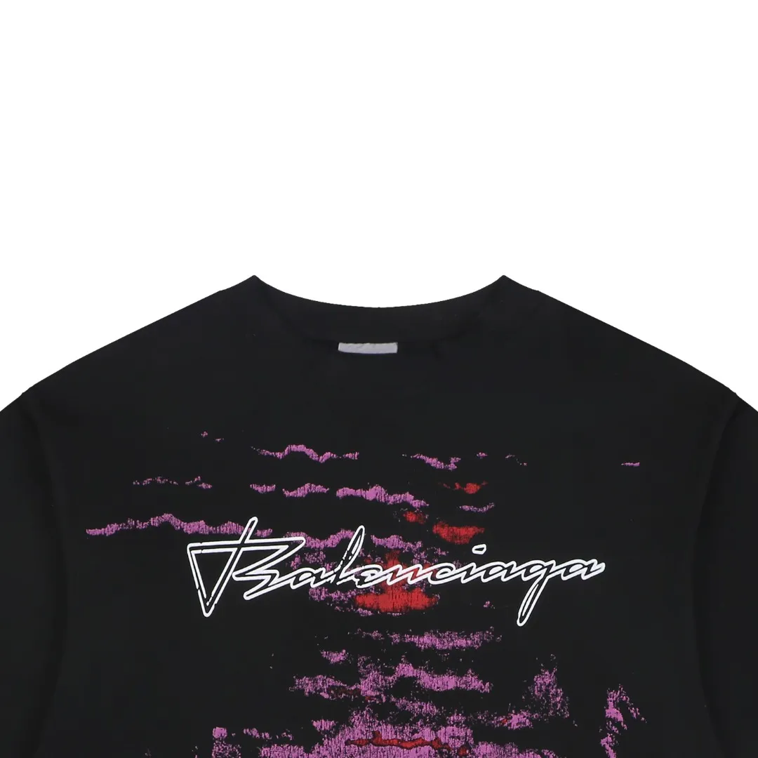 Sunset Graphic Oversized T-Shirt - Neckline