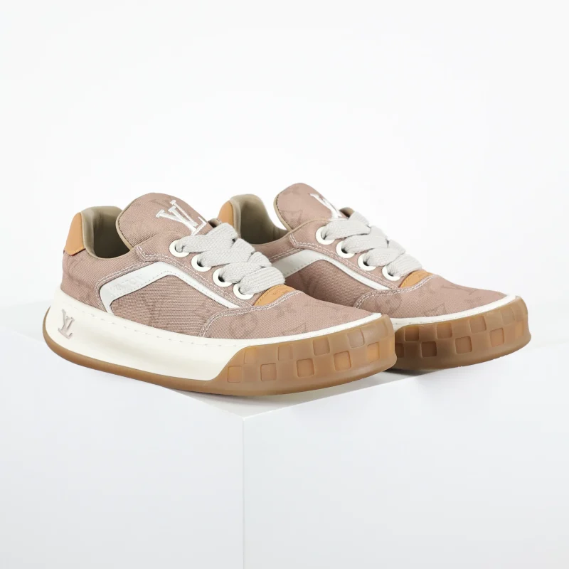 schräge Rindslederschuhe in Biscuit-Farbe, nudefarbenes rosa Monogramm2