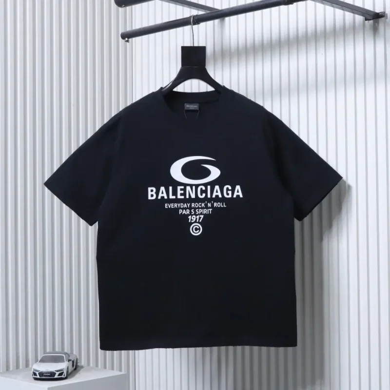 Circular Letter Print Distressed T-Shirt