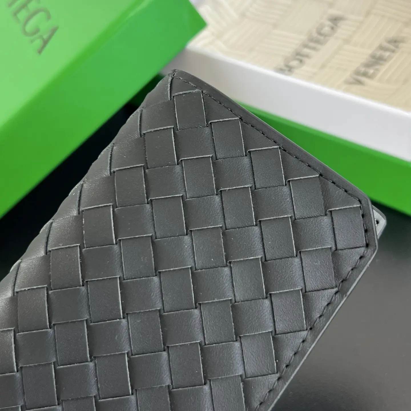 Bottega Veneta's new business card holder, black. Dimensions: 11 x 7.5 x 2.5 cm2