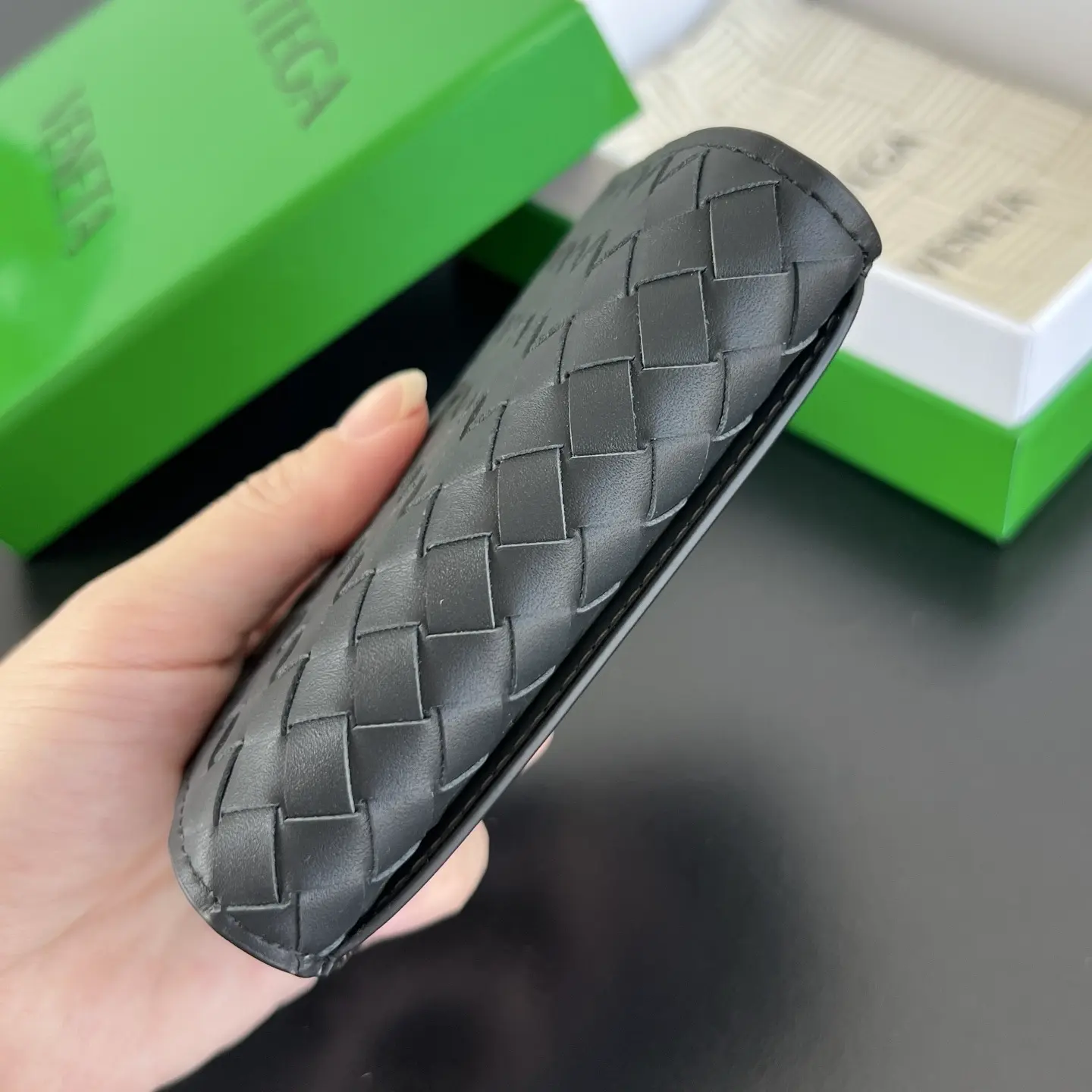 Bottega Veneta's new business card holder, black. Dimensions: 11 x 7.5 x 2.5 cm3