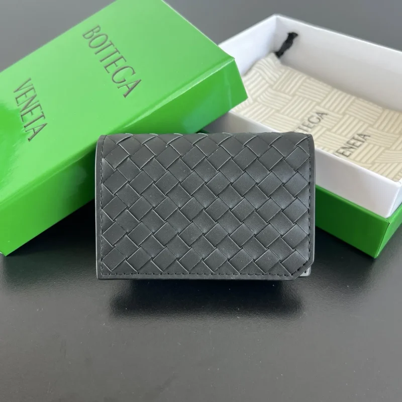 Bottega Veneta's new business card holder, black. Dimensions: 11 x 7.5 x 2.5 cm
