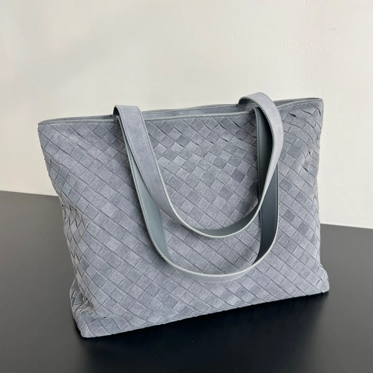 Bottega Veneta's new suede woven tote bag. Dimensions: Height 31cm * Width 43cm * Depth 15.5cm2