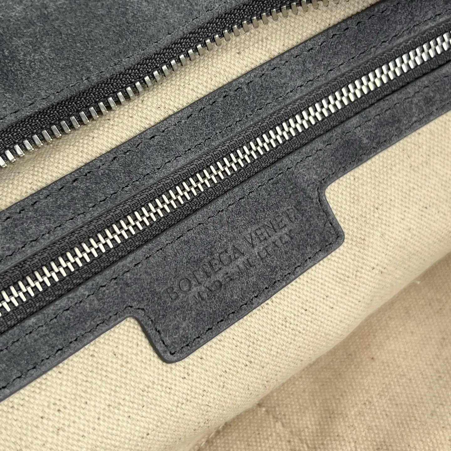 Bottega Veneta's new suede woven tote bag. Dimensions: Height 31cm * Width 43cm * Depth 15.5cm3