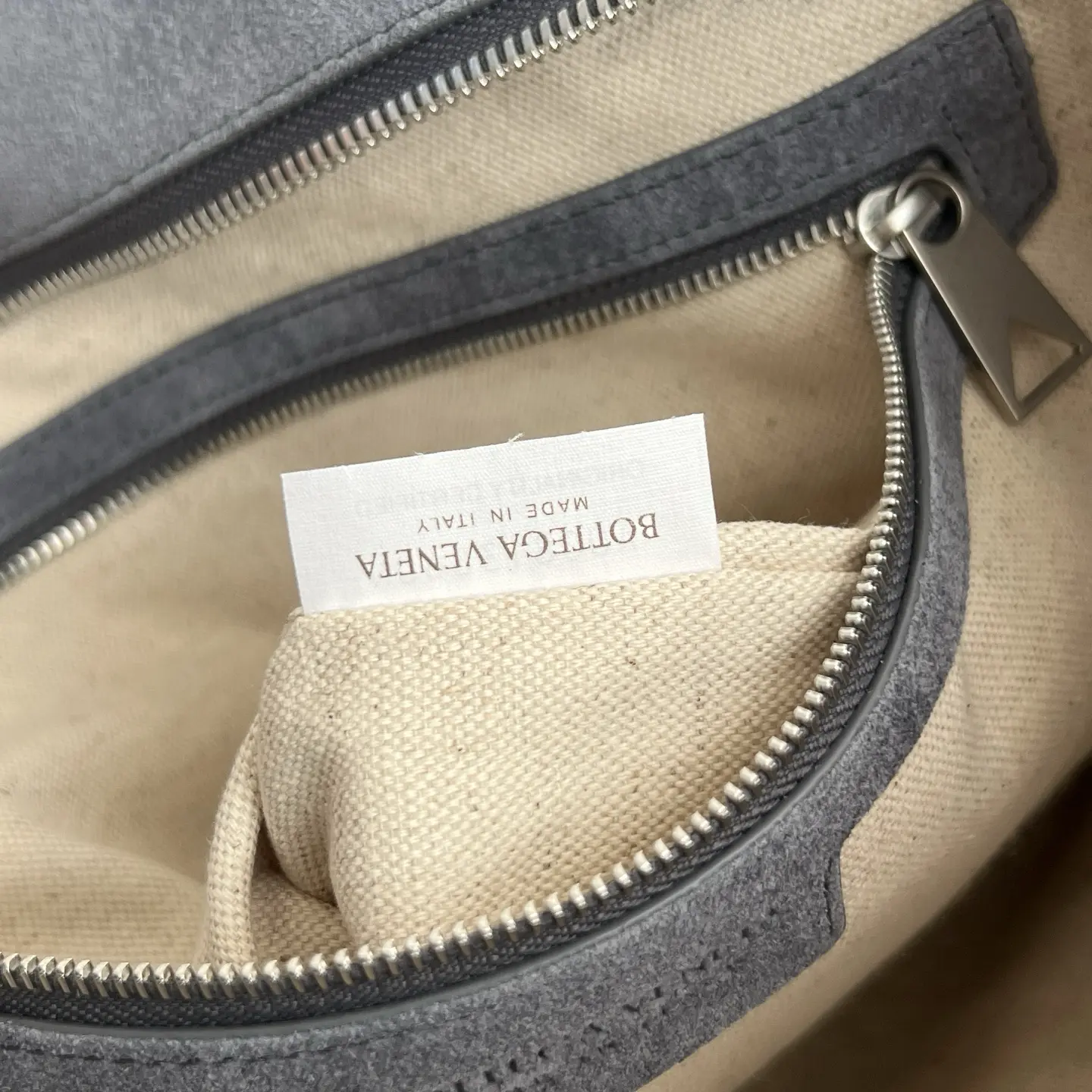 Bottega Veneta's new suede woven tote bag. Dimensions: Height 31cm * Width 43cm * Depth 15.5cm4