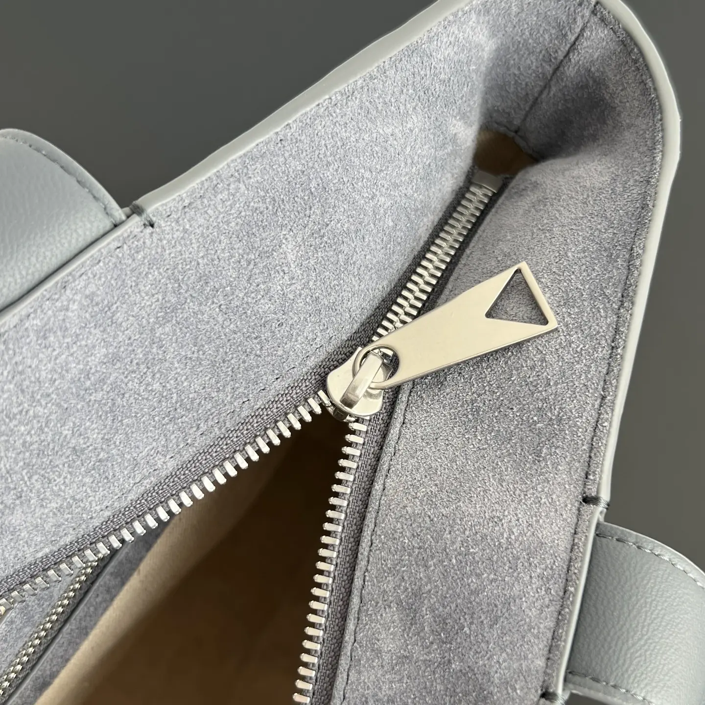 Bottega Veneta's new suede woven tote bag. Dimensions: Height 31cm * Width 43cm * Depth 15.5cm5