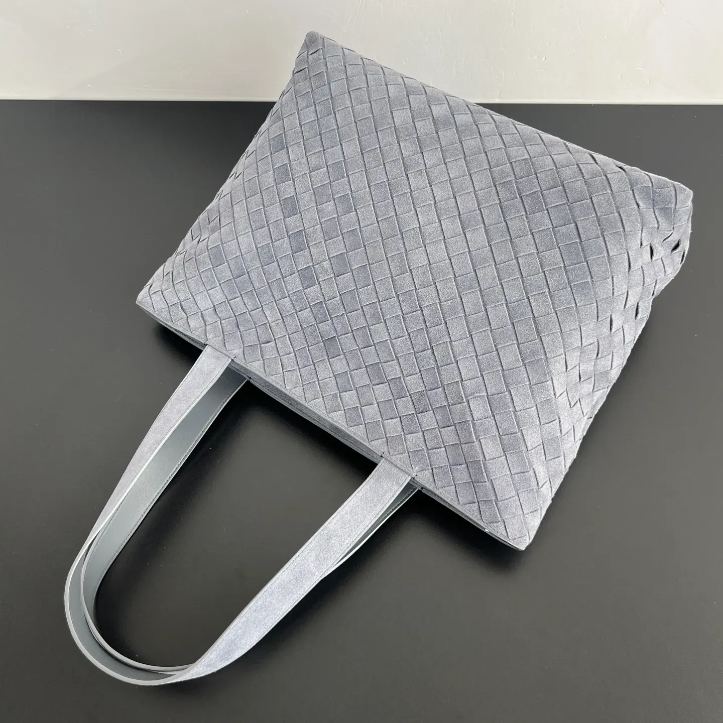 Bottega Veneta's new suede woven tote bag. Dimensions: Height 31cm * Width 43cm * Depth 15.5cm6