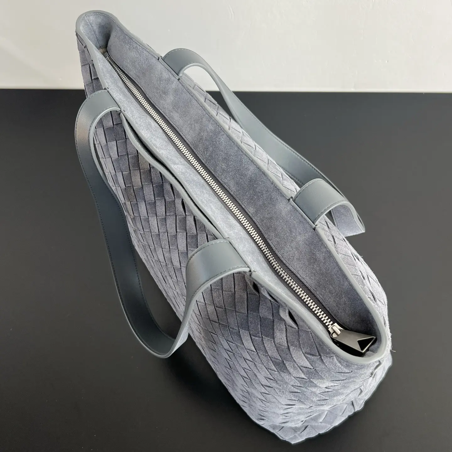 Bottega Veneta's new suede woven tote bag. Dimensions: Height 31cm * Width 43cm * Depth 15.5cm8