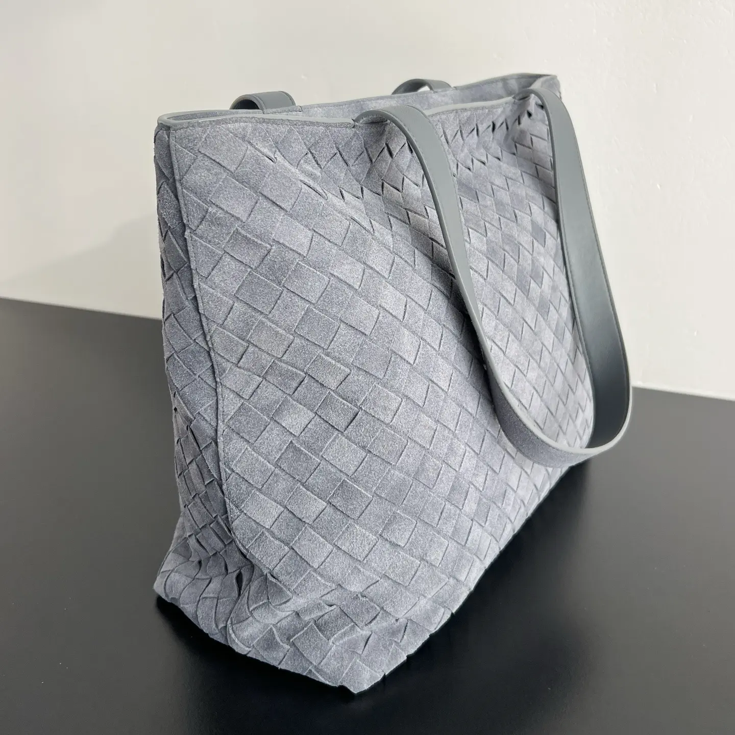 Bottega Veneta's new suede woven tote bag. Dimensions: Height 31cm * Width 43cm * Depth 15.5cm9
