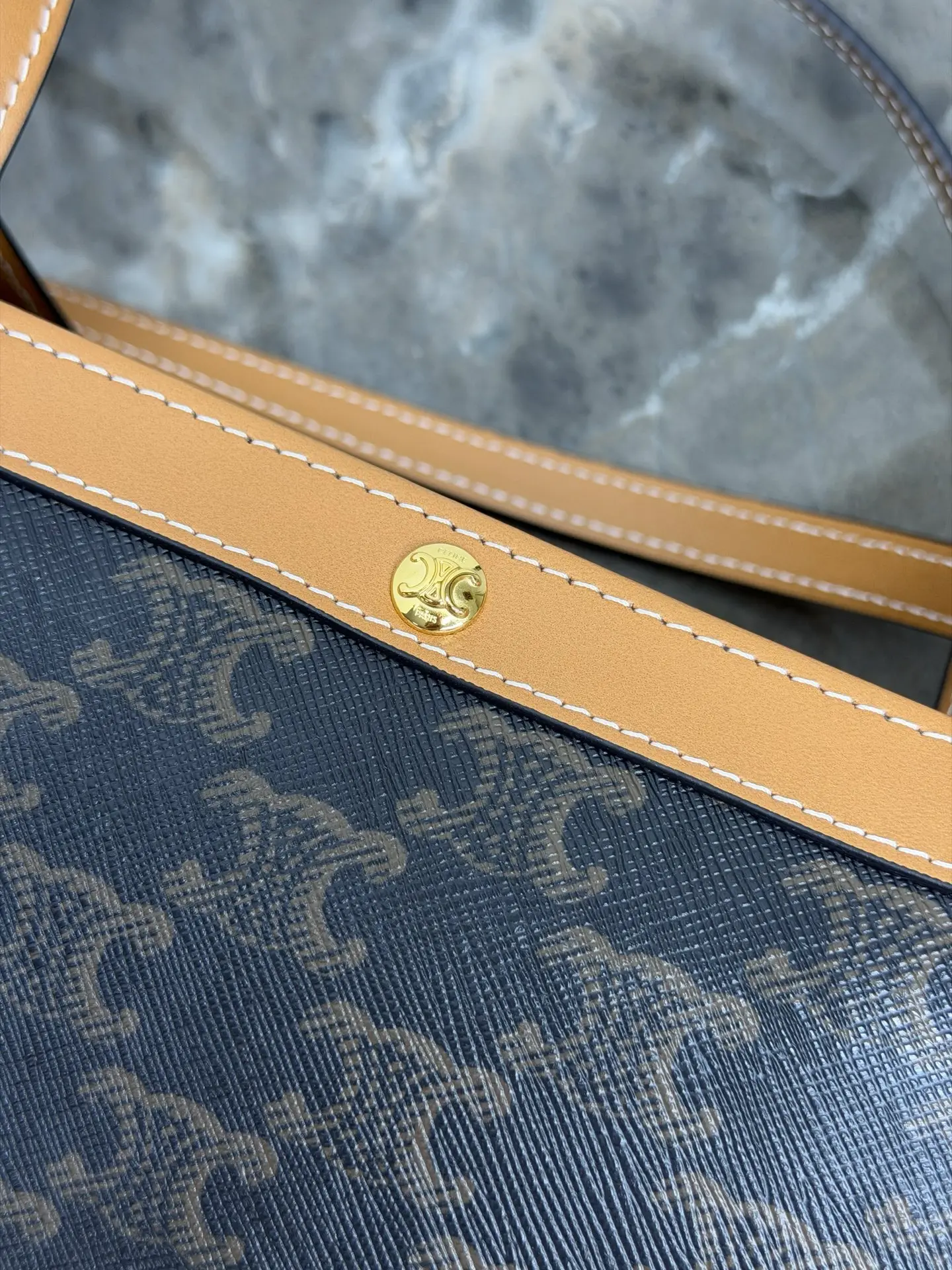 FLAT SHOPPER Large Logo Print Handbag. Dimensions: (0.5 x 42 x 45.5 cm)1