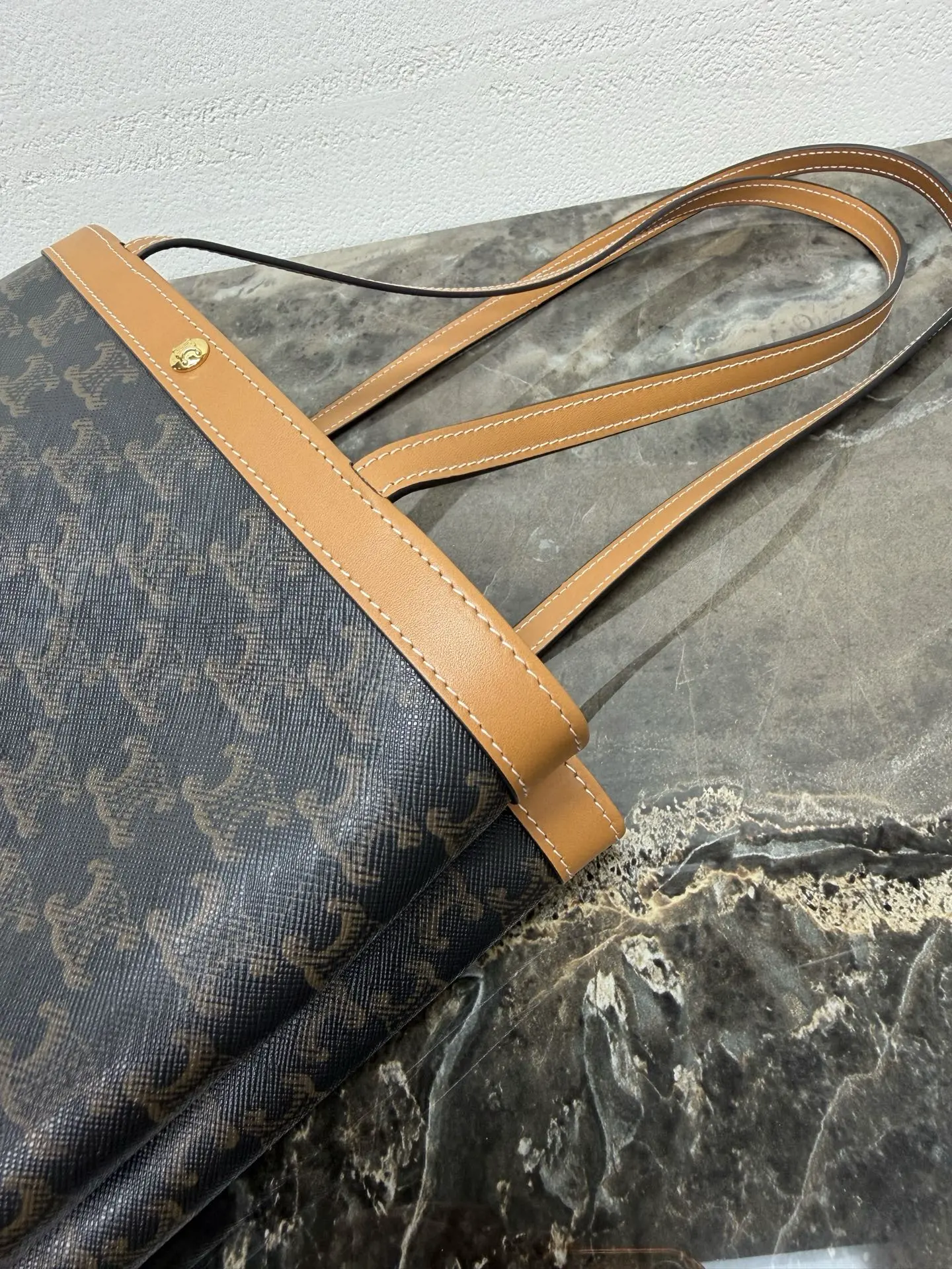 FLAT SHOPPER Medium Logo Print Handbag Dimensions: (28 x 33 x 0.5 cm)1