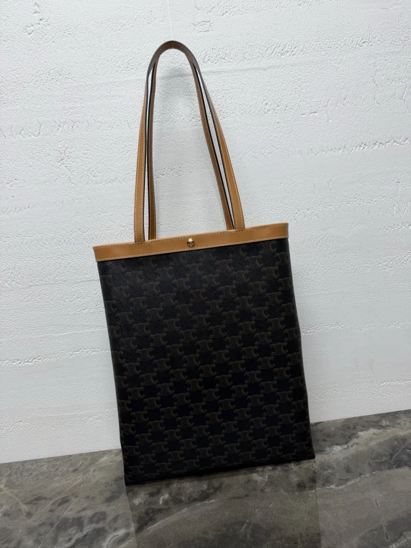 FLAT SHOPPER Medium Logo Print Handbag Dimensions: (28 x 33 x 0.5 cm)