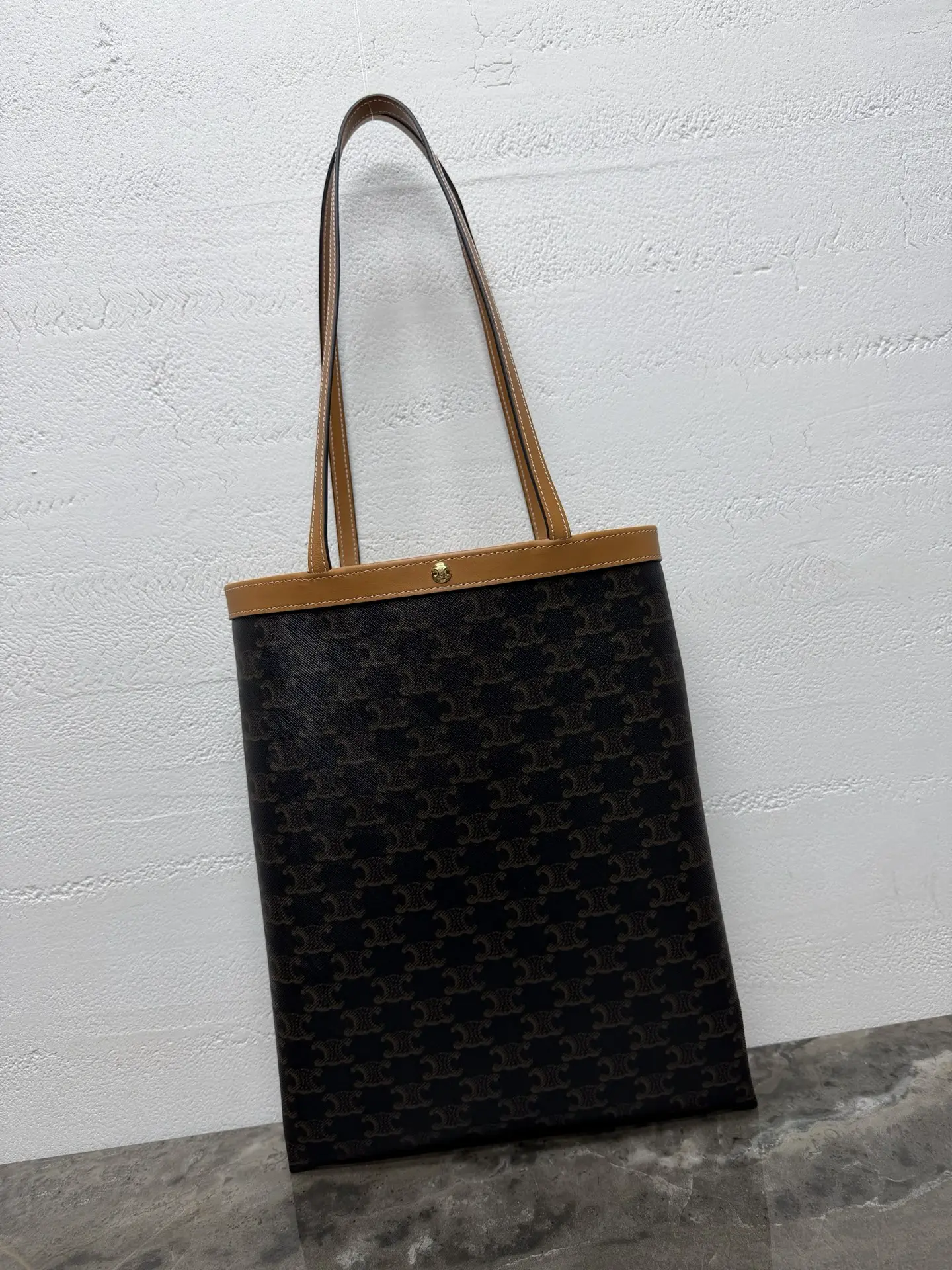 FLAT SHOPPER Medium Logo Print Handbag Dimensions: (28 x 33 x 0.5 cm)5