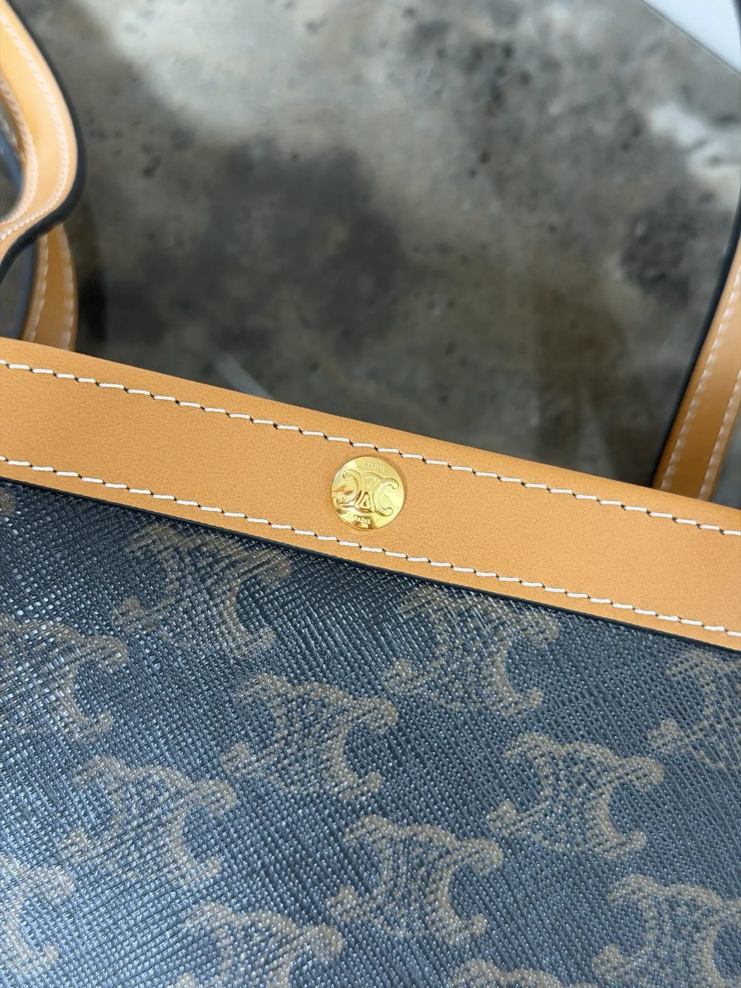 FLAT SHOPPER Medium Logo Print Handbag Dimensions: (28 x 33 x 0.5 cm)7