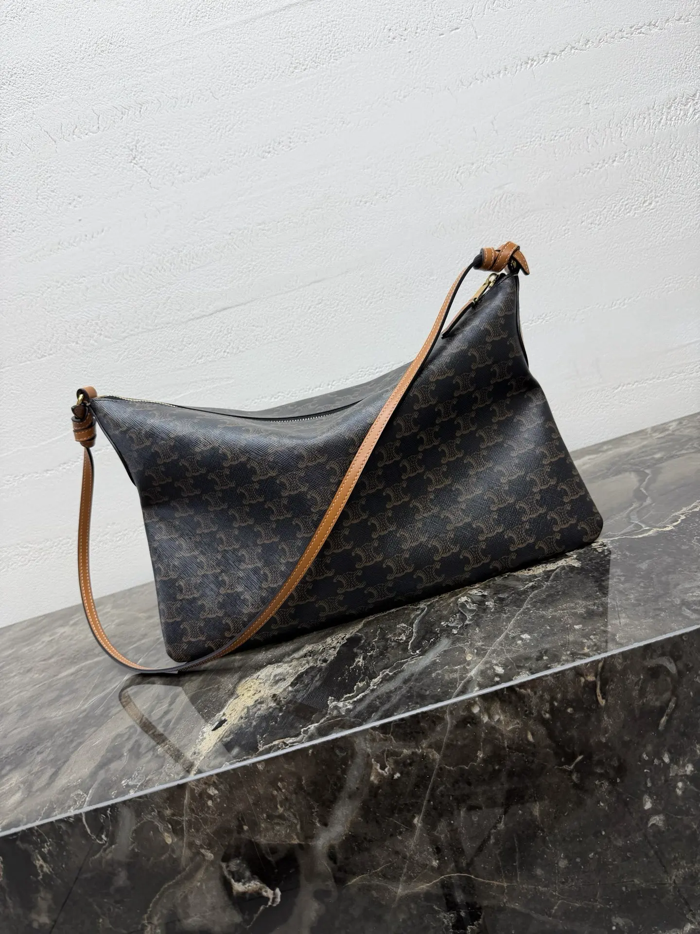Logo-printed double-layered carrying handle. Dimensions (36.5 x 24 x 10 cm)2