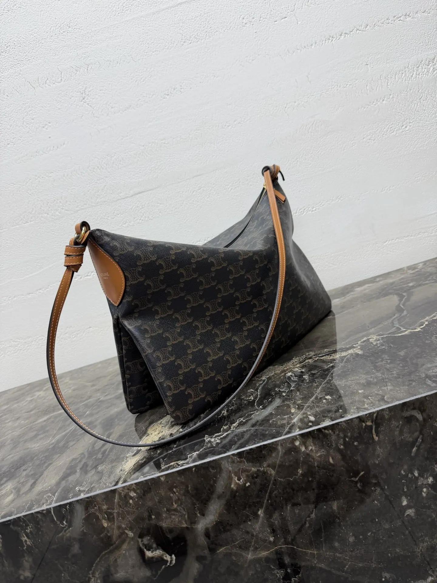 Logo-printed double-layered carrying handle. Dimensions (36.5 x 24 x 10 cm)5