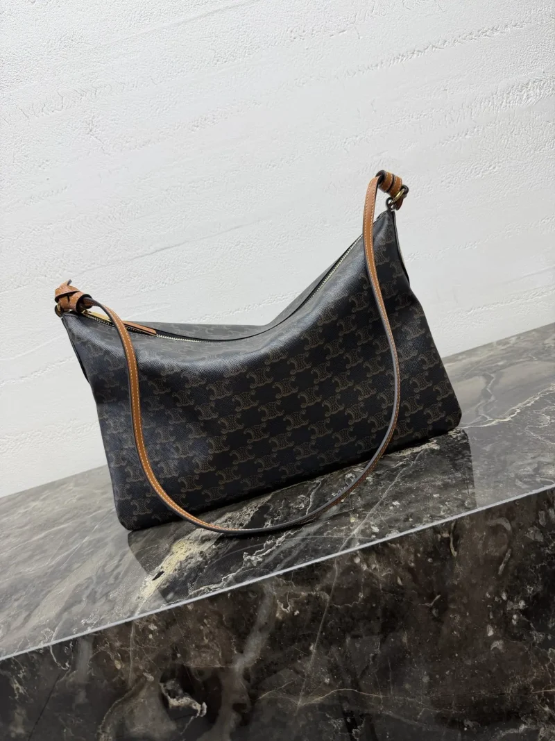 Logo-printed double-layered carrying handle. Dimensions (36.5 x 24 x 10 cm)