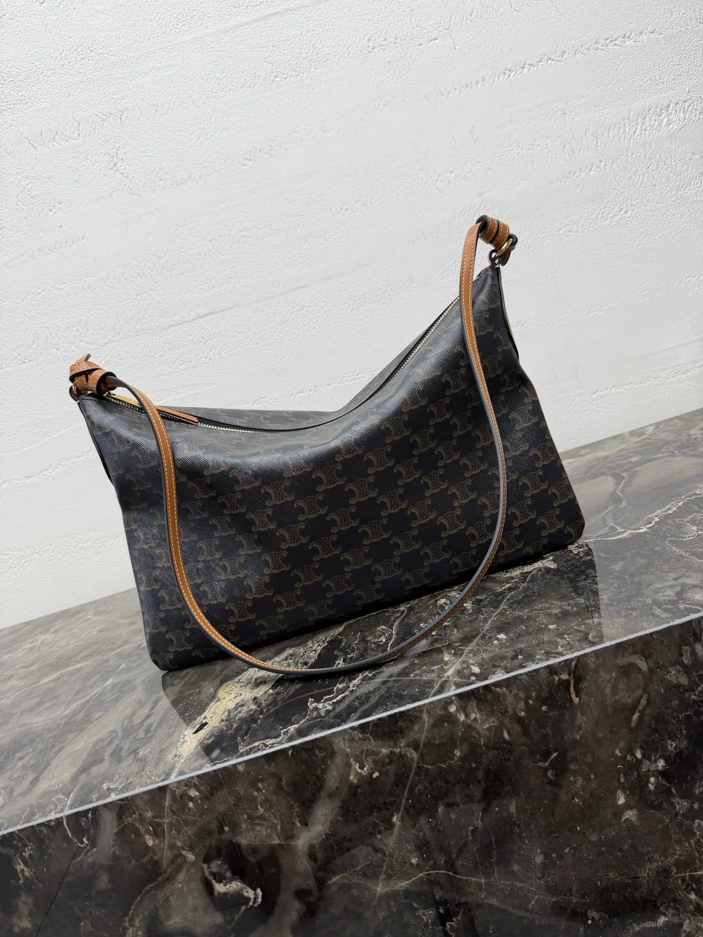 Logo-printed double-layered carrying handle. Dimensions (36.5 x 24 x 10 cm) Logo-printed double-layered carrying handle. Dimensions (36.5 x 24 x 10 cm)