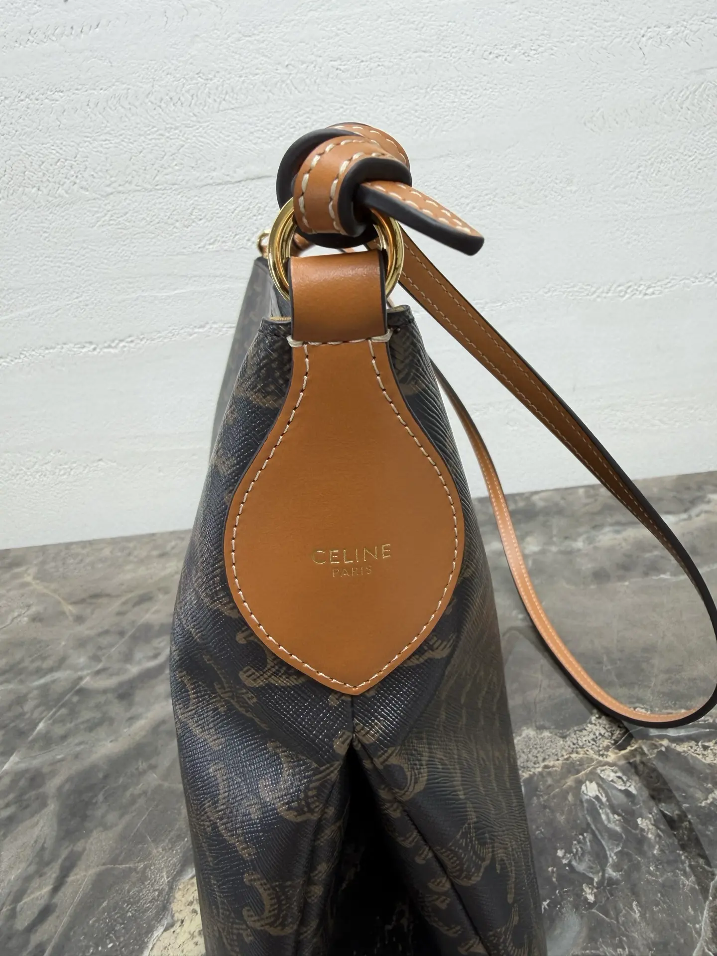 Logo-printed double-layered carrying handle. Dimensions (36.5 x 24 x 10 cm)7