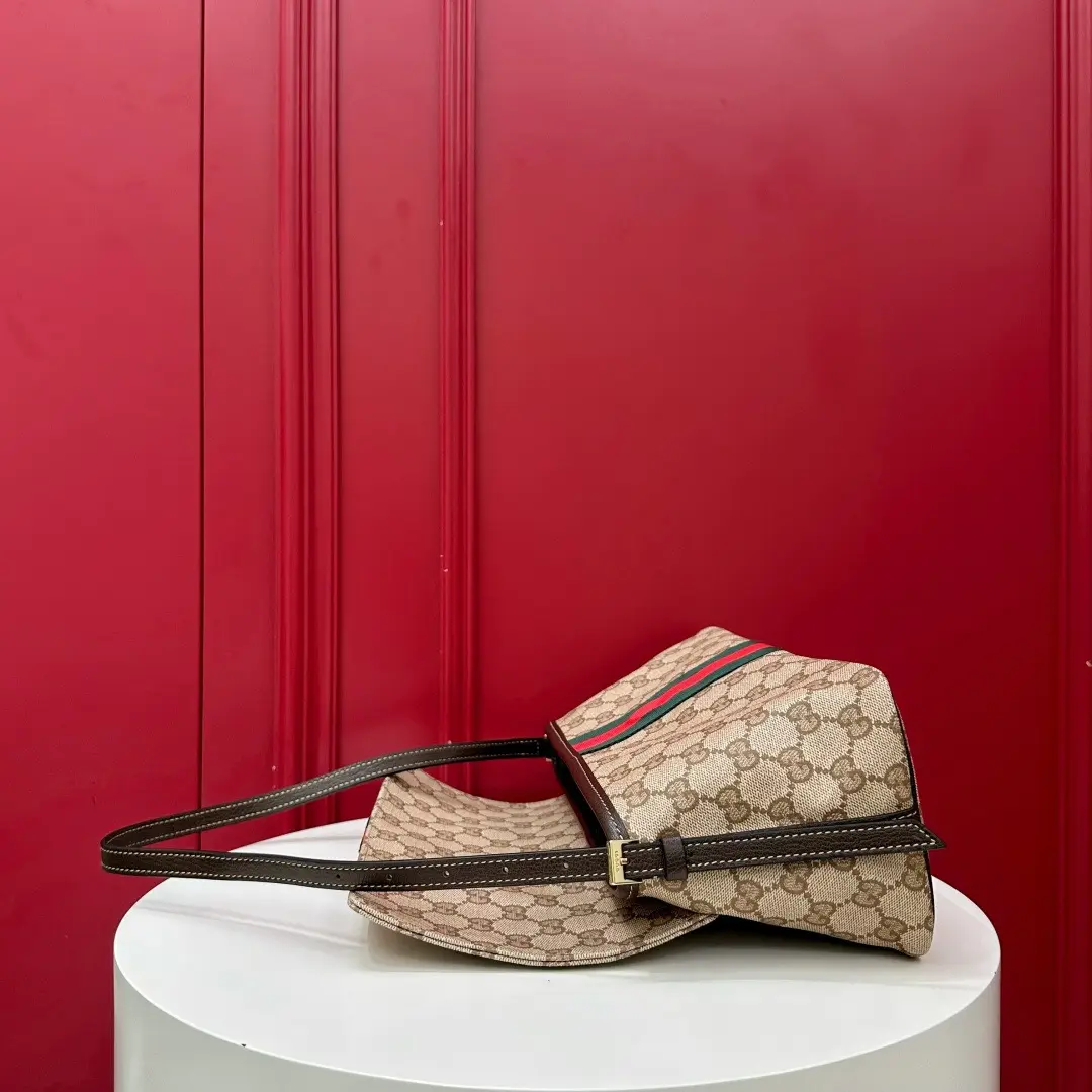 Madison series medium shoulder bag. Dimensions: 31-13-11.5cm1
