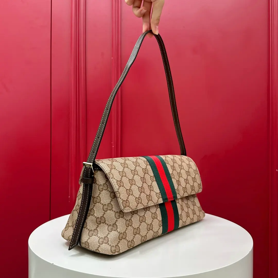 Madison series medium shoulder bag. Dimensions: 31-13-11.5cm2