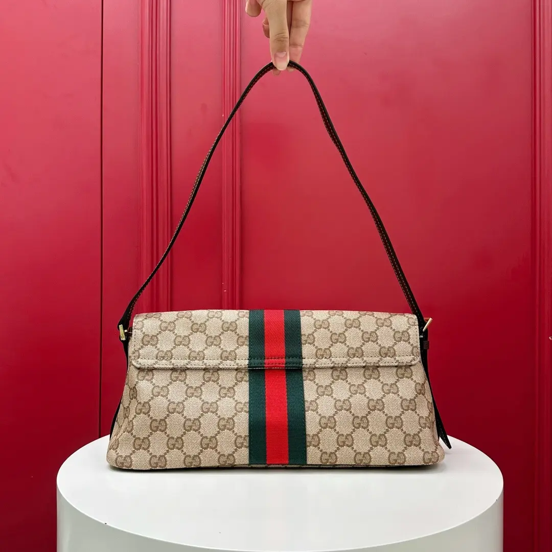 Madison series medium shoulder bag. Dimensions: 31-13-11.5cm3