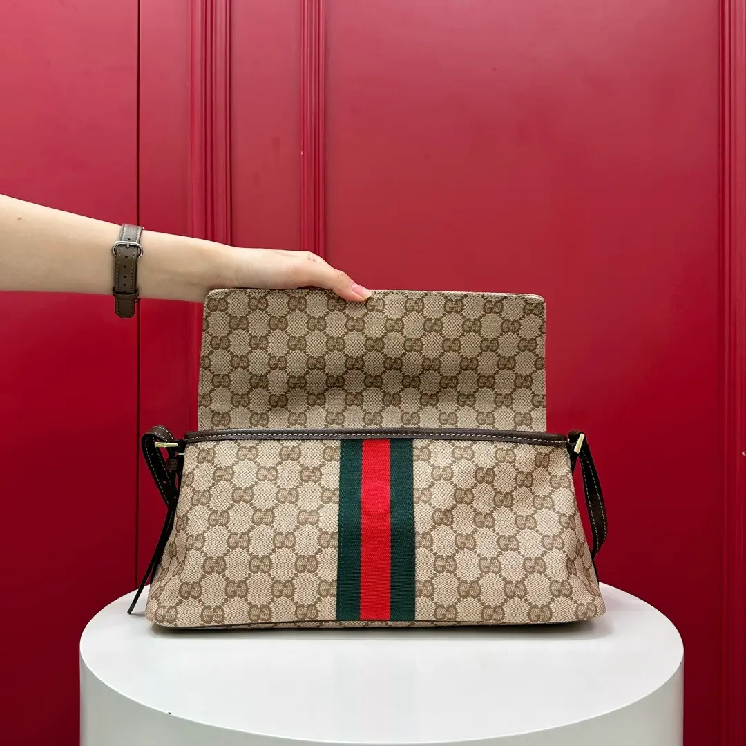 Madison series medium shoulder bag. Dimensions: 31-13-11.5cm4