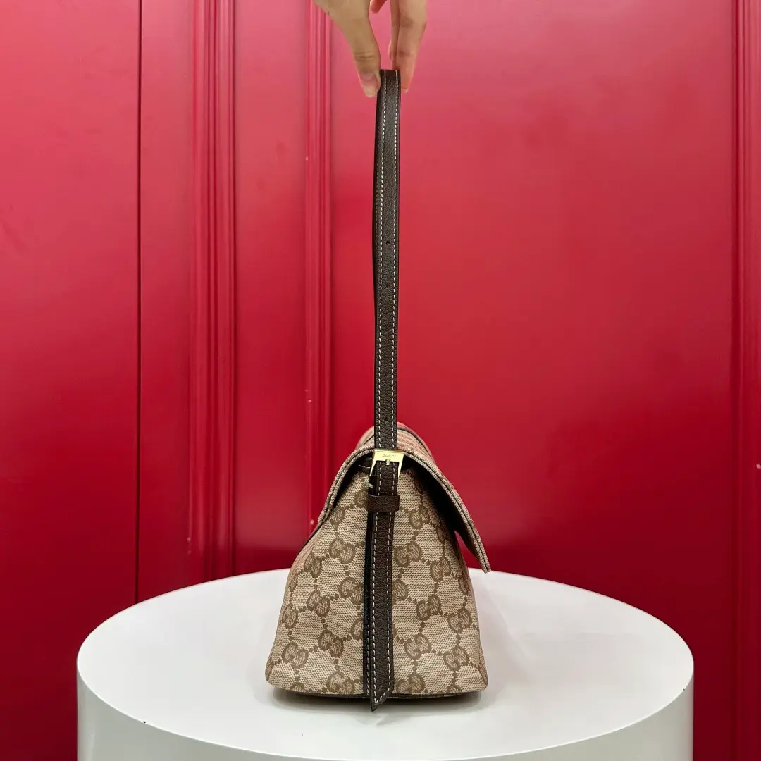 Madison series medium shoulder bag. Dimensions: 31-13-11.5cm6