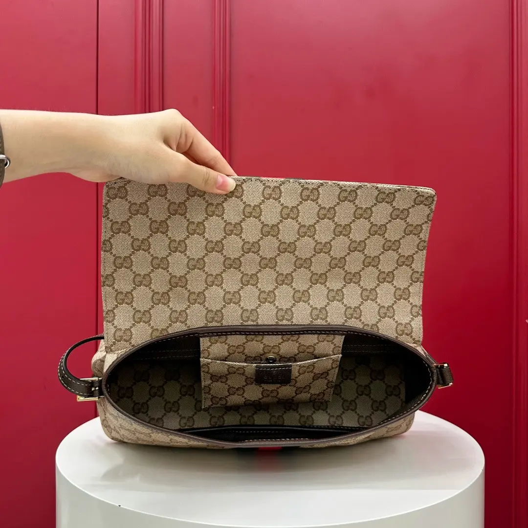 Madison series medium shoulder bag. Dimensions: 31-13-11.5cm7