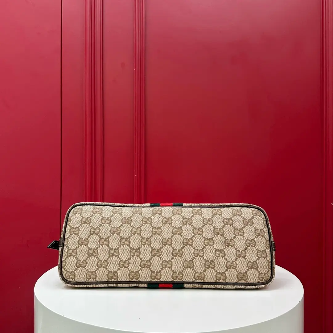 Madison series medium shoulder bag. Dimensions: 31-13-11.5cm9