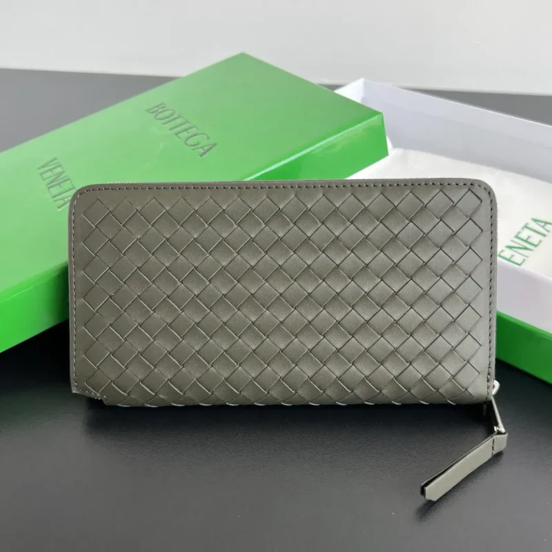 New BV wallet in fine weave, military green. Dimensions: 19x10x2