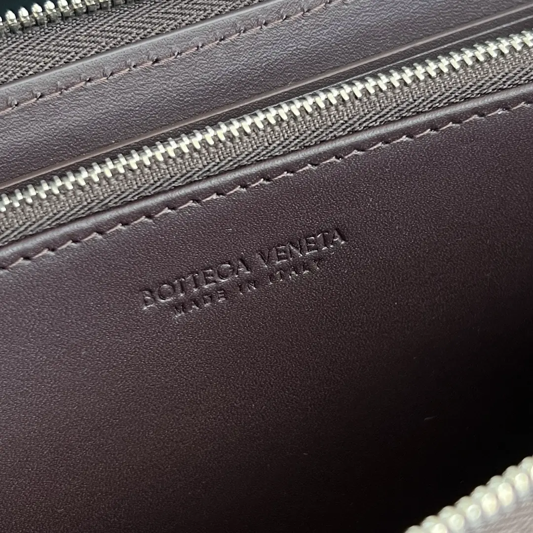 New BV wallet in fine weave, reddish-brown. Dimensions: 19 x 10 x 25