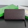 New BV wallet in fine weave, reddish-brown. Dimensions: 19 x 10 x 26